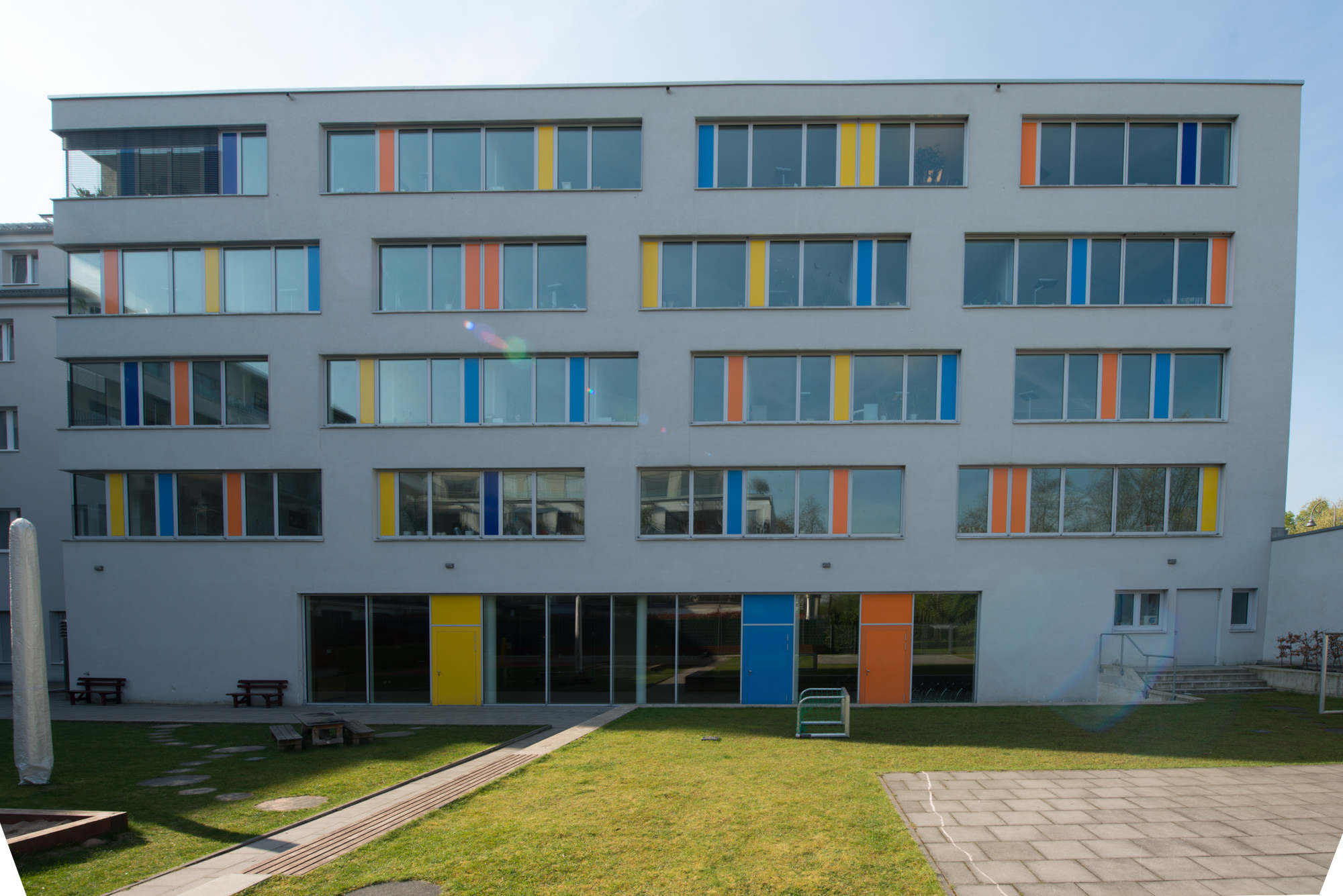 Fassade komplett Ansicht mit bunten Elementen